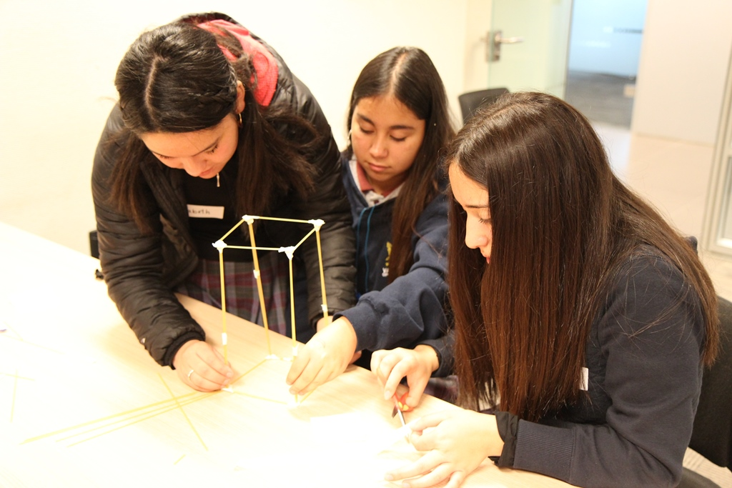 Asistentes trabajaron en equipo para armar una torre en el "marshmallow challenge".