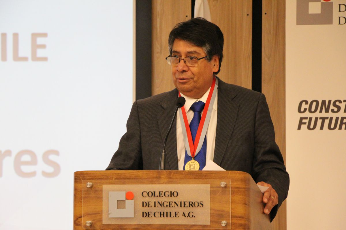 El Profesor Patricio Poblete expresó su agradecimiento por el Premio a la Gestión 2019, reconocimiento que extendió a todo el equipo de trabajo de NIC Chile.