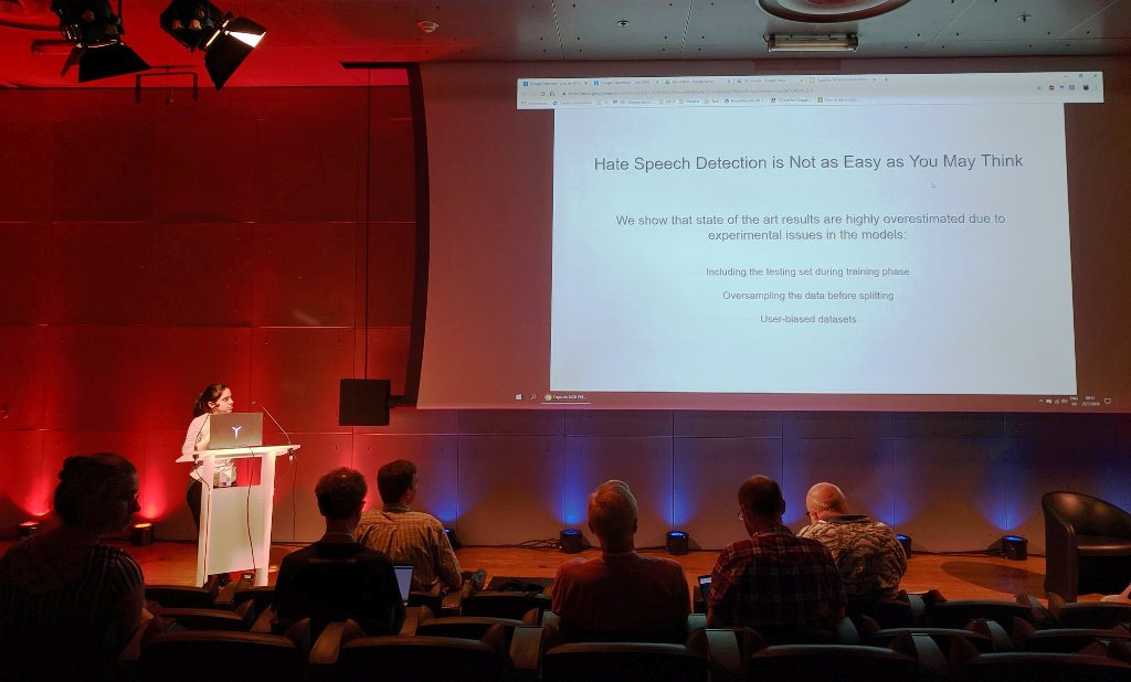 Aymé Arango durante la presentación de “Hate Speech Detection is Not as Easy as You May Think: A Closer Look at Model Validation”.