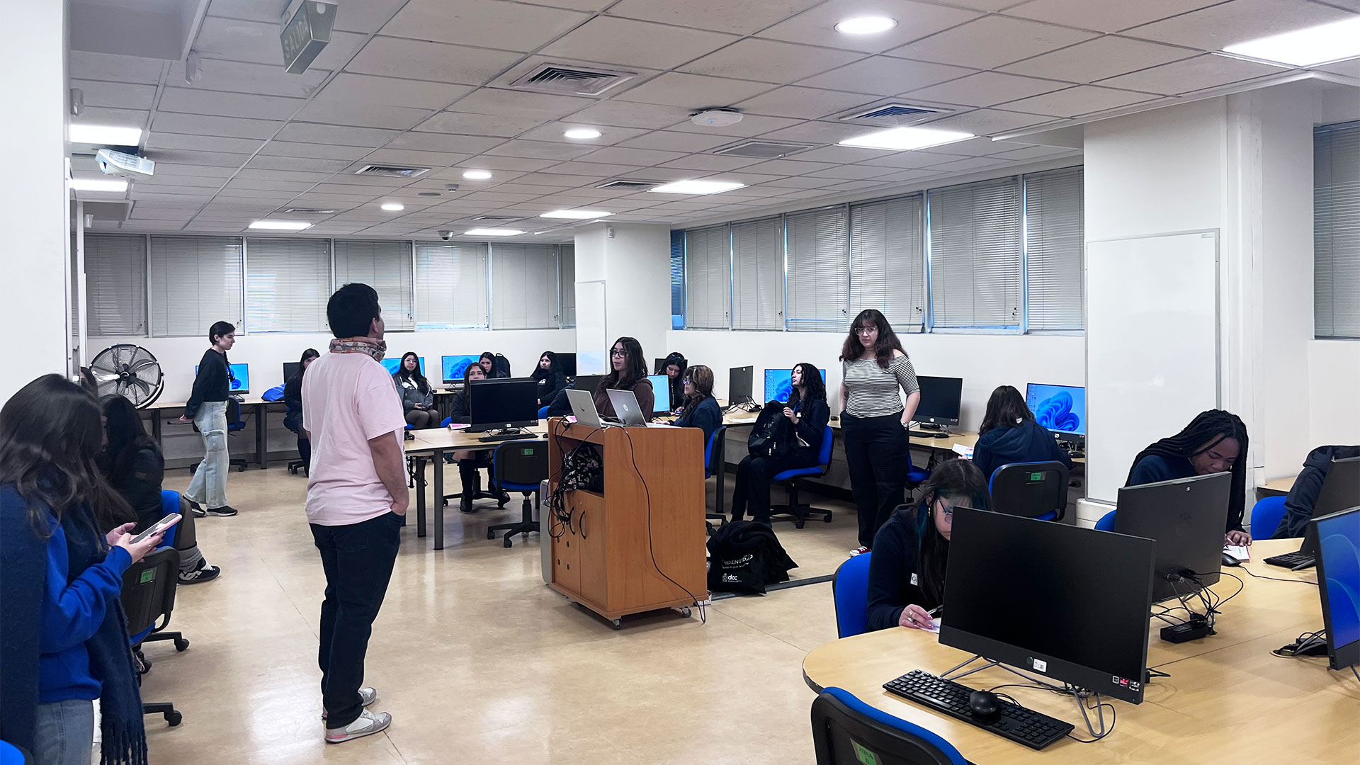 Estudiantes de enseñanza media participan en taller de pensamiento computacional