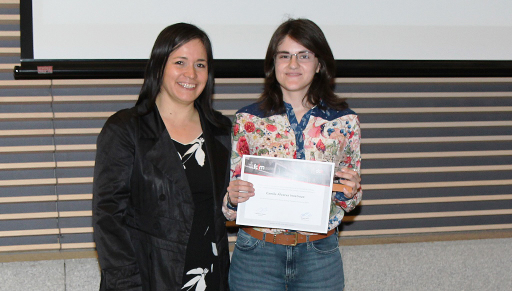 El premio a la mejor titulada de la promoción 2018 fue otorgado a Camila Álvarez.