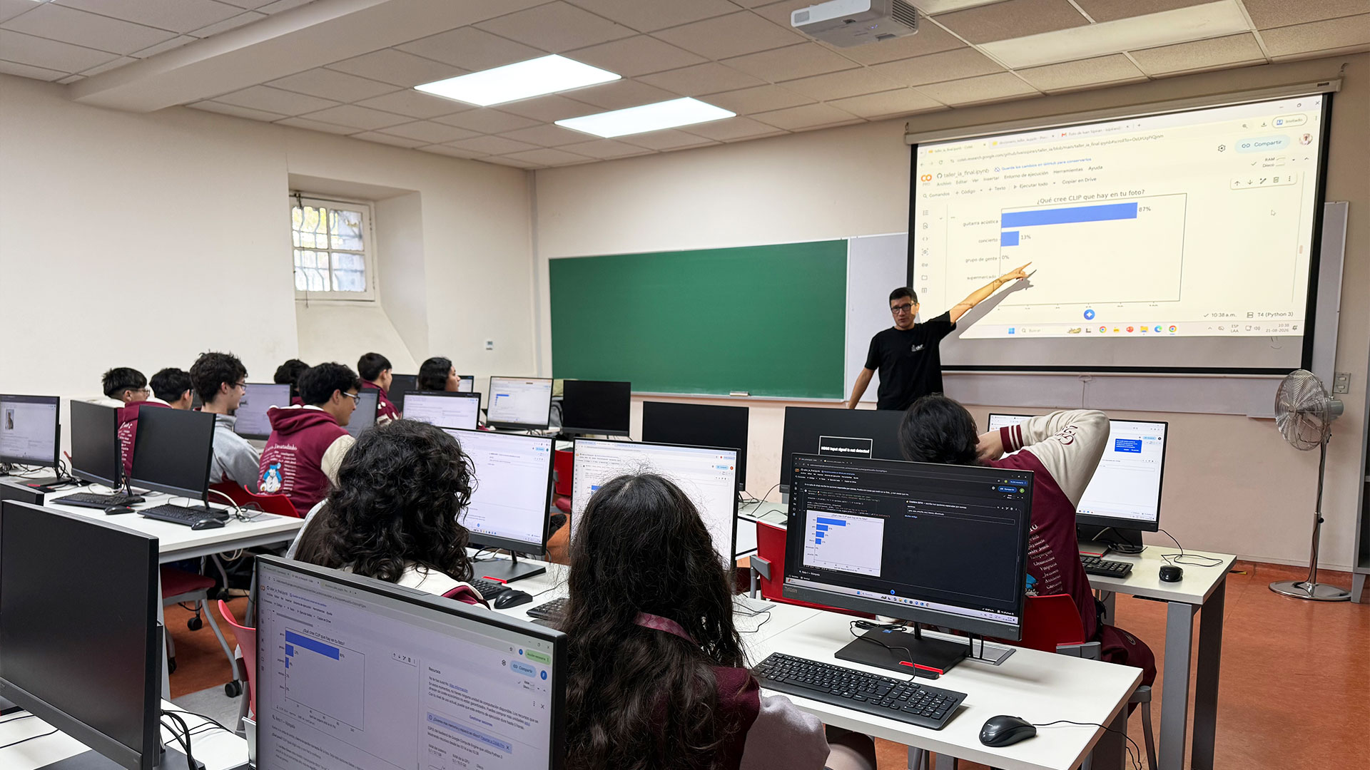 Profesor Iván Sipiran dicta taller de inteligencia artificial a estudiantes del Liceo Augusto D’Halmar