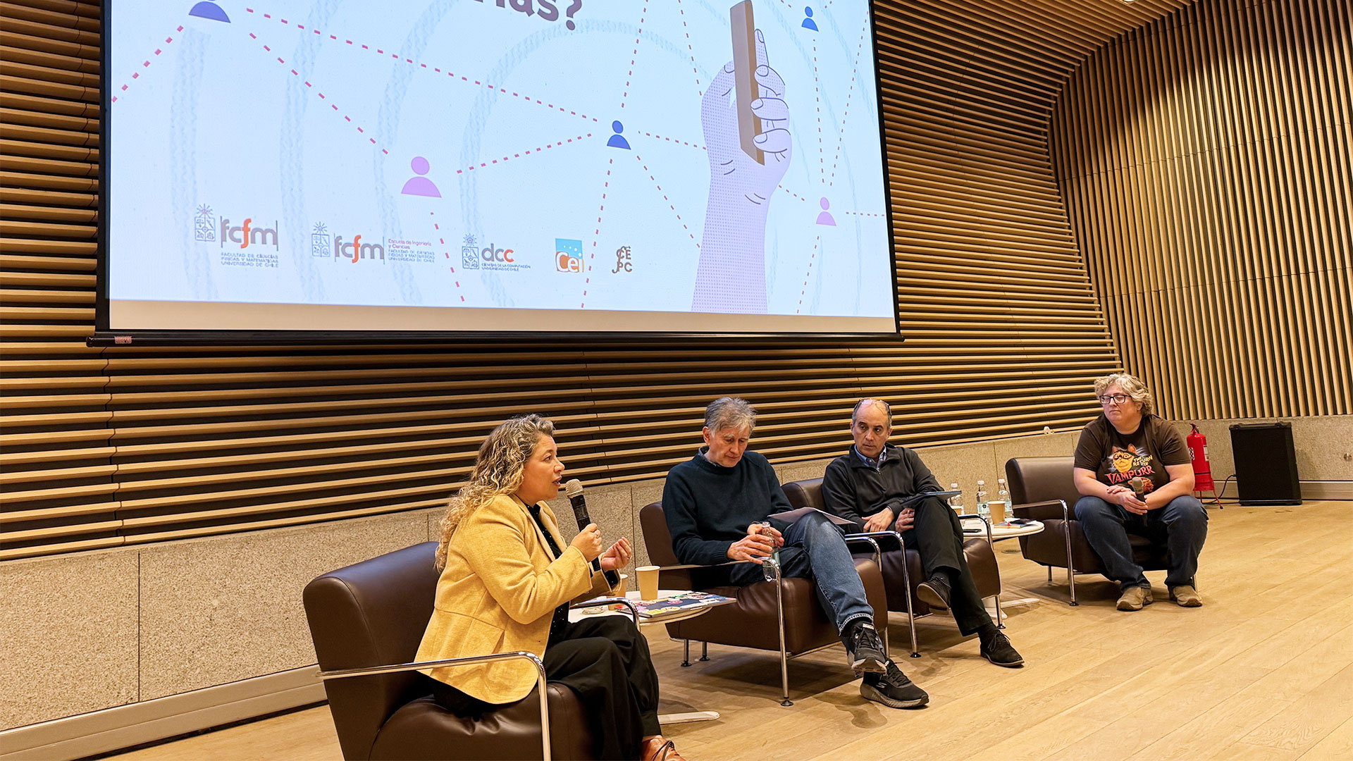 Comunidad FCFM reflexiona sobre los riesgos de la huella digital y el autocuidado en redes sociales