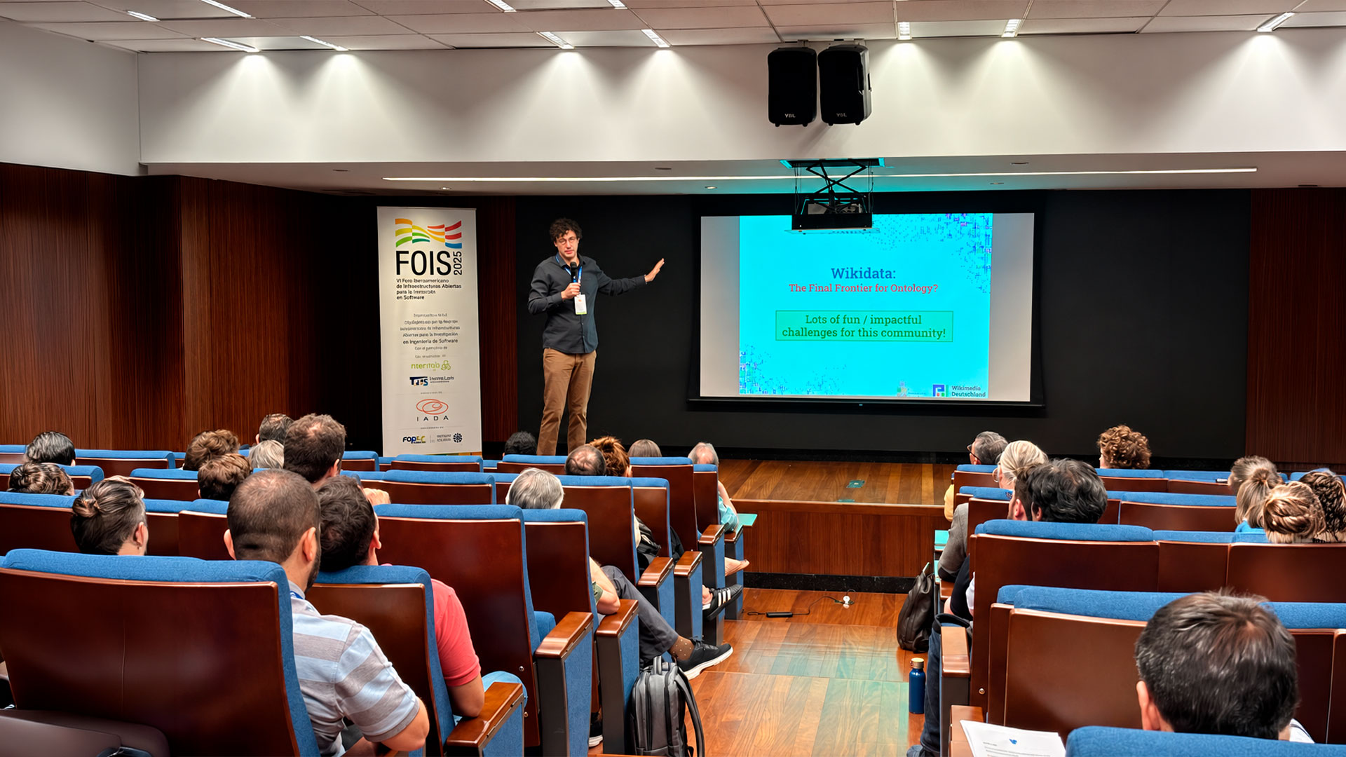 Aidan Hogan abrió FOIS 2026 con charla sobre modelamiento ontológico de Wikidata