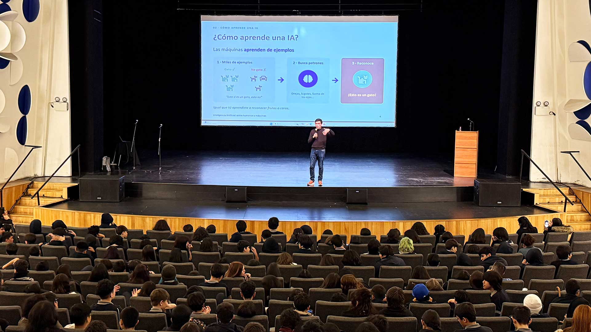 Profesor Iván Sipirán dictó charla sobre inteligencia artificial a más de 400 estudiantes del Instituto Nacional