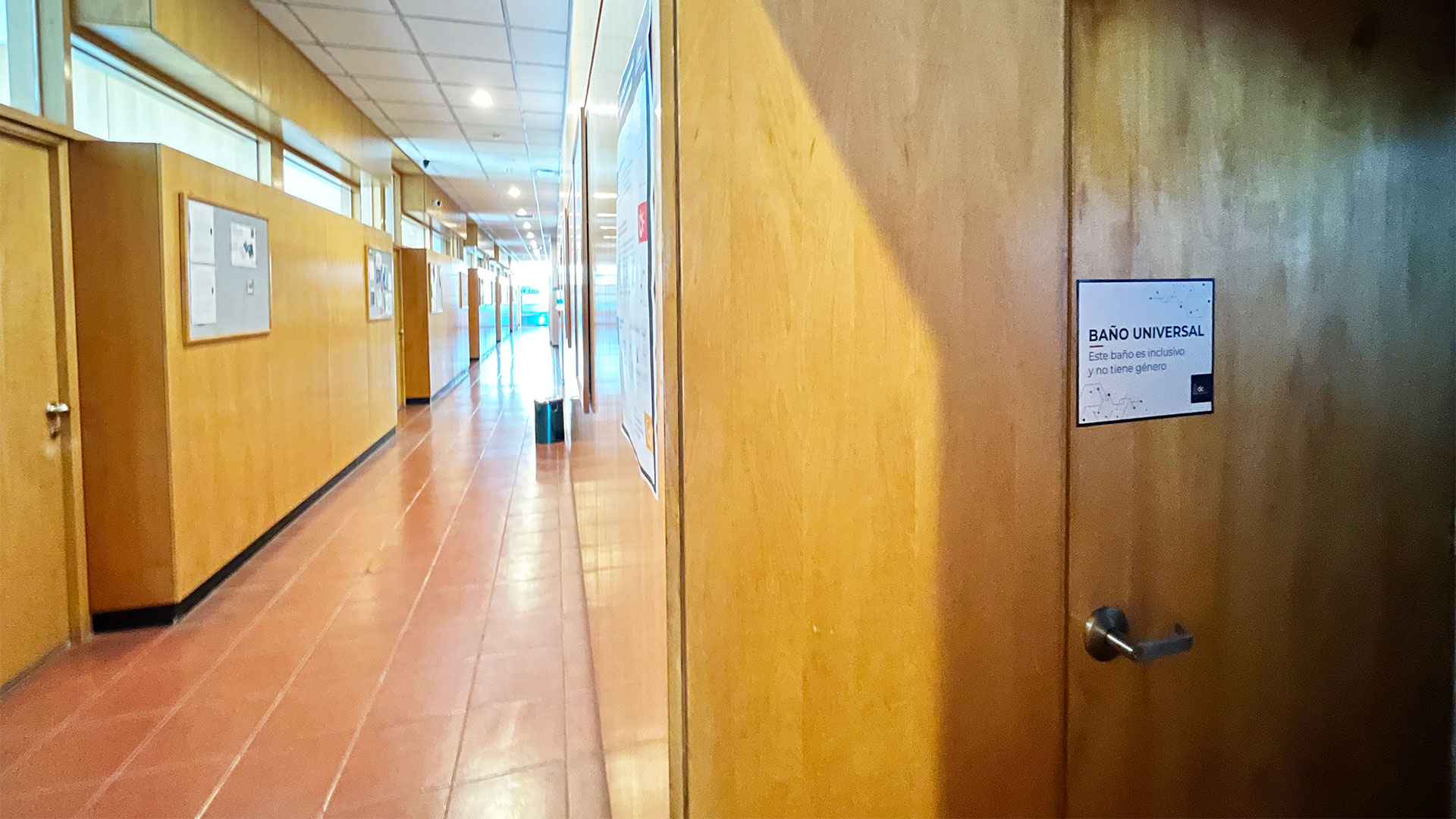 “Baño inclusivo y sin género”. Bajo esa premisa se habilitó en el Departamento de Ciencias de la Computación (DCC) un baño universal, ubicado en el tercer piso del edificio norte.