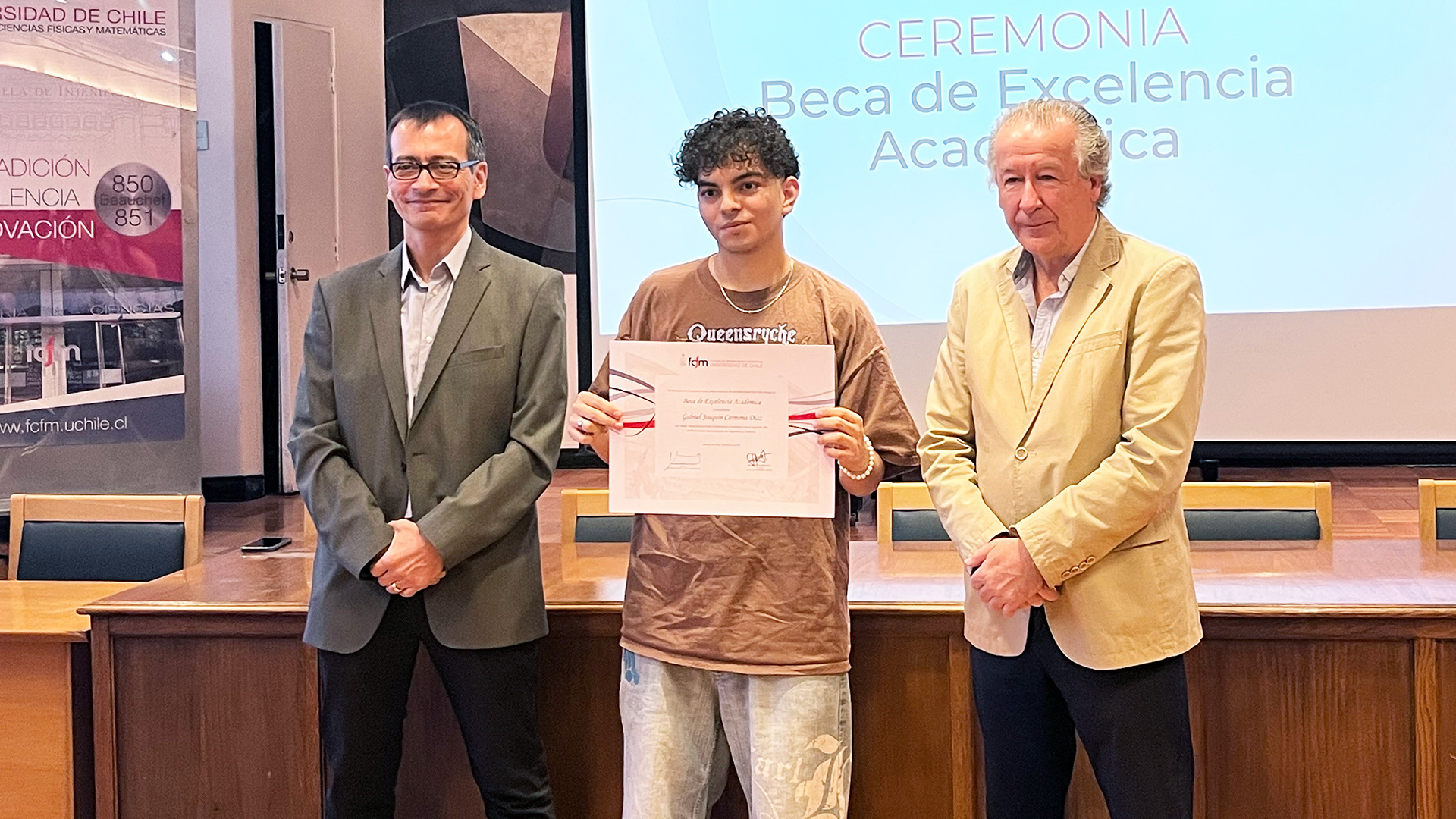 Estudiante Gabriel Carmona recibe la Beca de Excelencia Académica 2023 de la FCFM