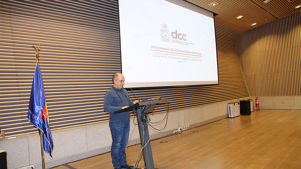 Director del DCC Alejandro Hevia, felicitó a las y los profesionales por graduarse, destacó al equipo docente de cada programa.