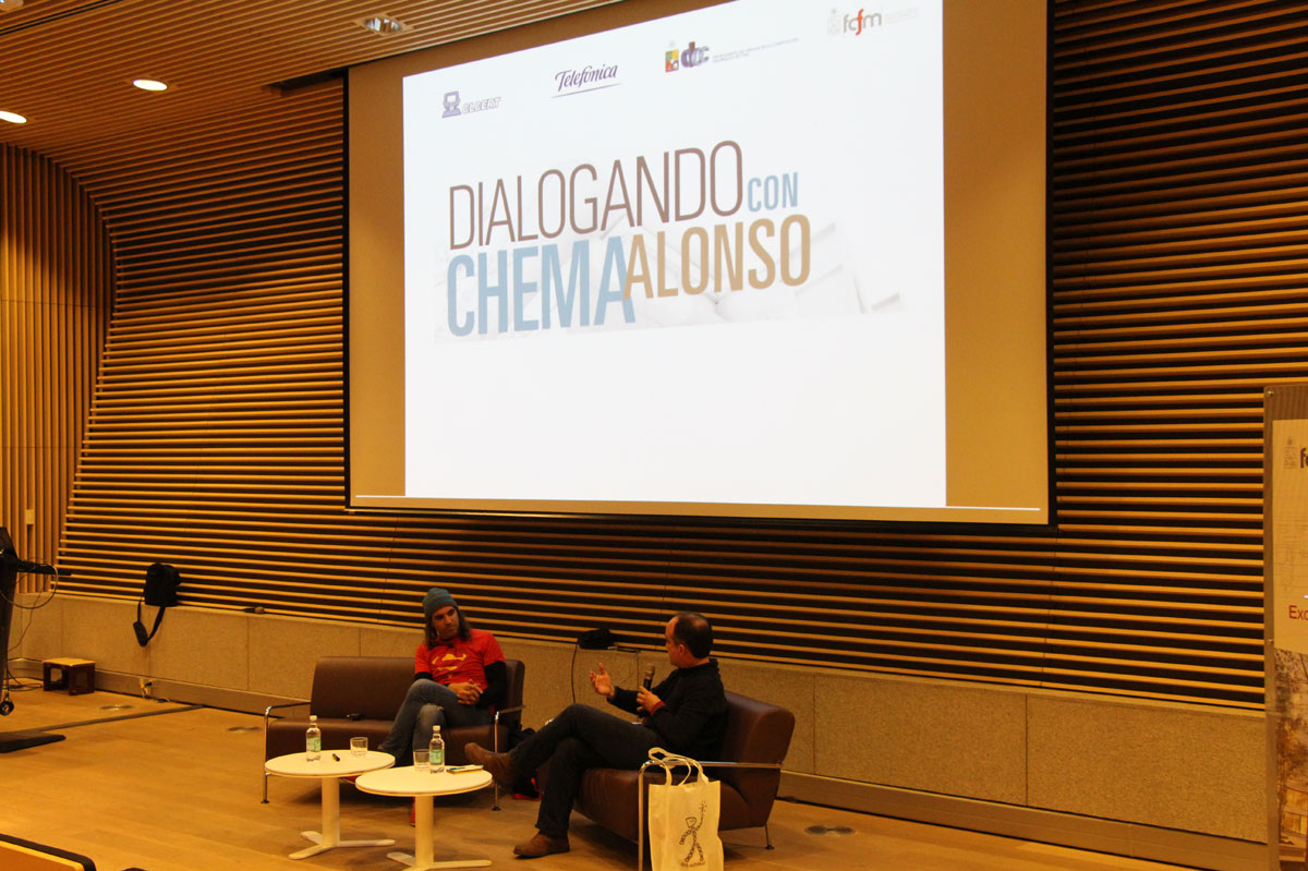 Durante el conversatorio, Chema Alonso contó subre su trayectoria y trabajo actual en Telefonica.