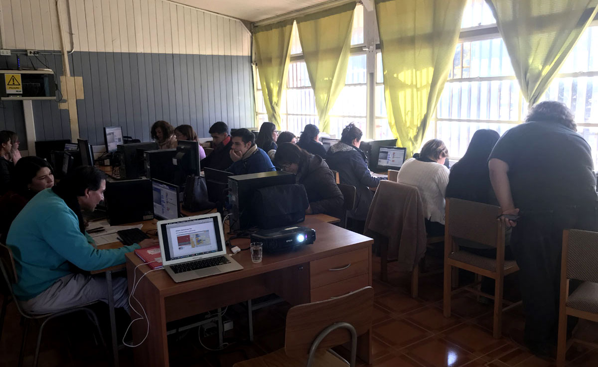 El artículo describe y analiza los resultados de un taller realizado en torno al desarrollo de pensamiento computacional, el cual estuvo dirigido a profesores, coordinadores docentes y directivos de una escuela básica rural en la VI región de Chile.