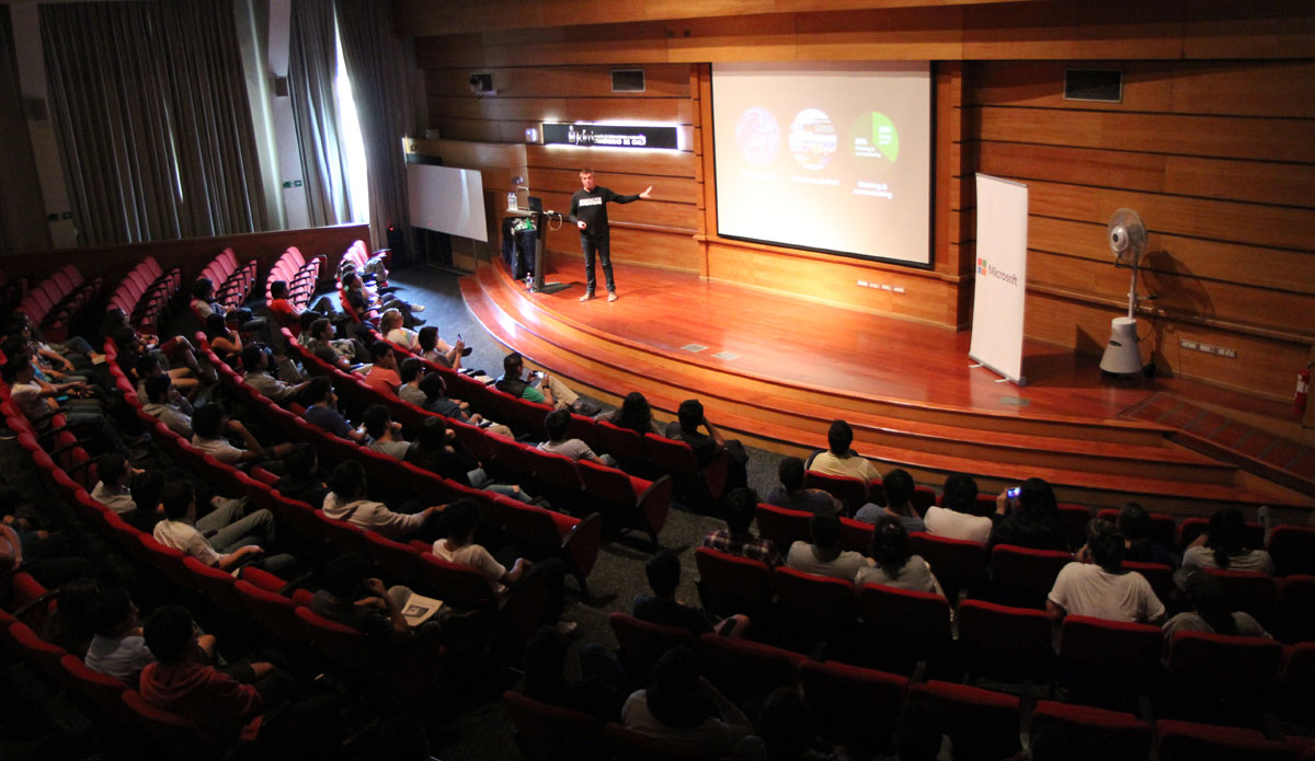 La presentación de Dave McCarthy se realizó en en el Auditorio Gorbea de la Facultad de Ciencias Físicas y Matemáticas (FCFM) de la Universidad de Chile.