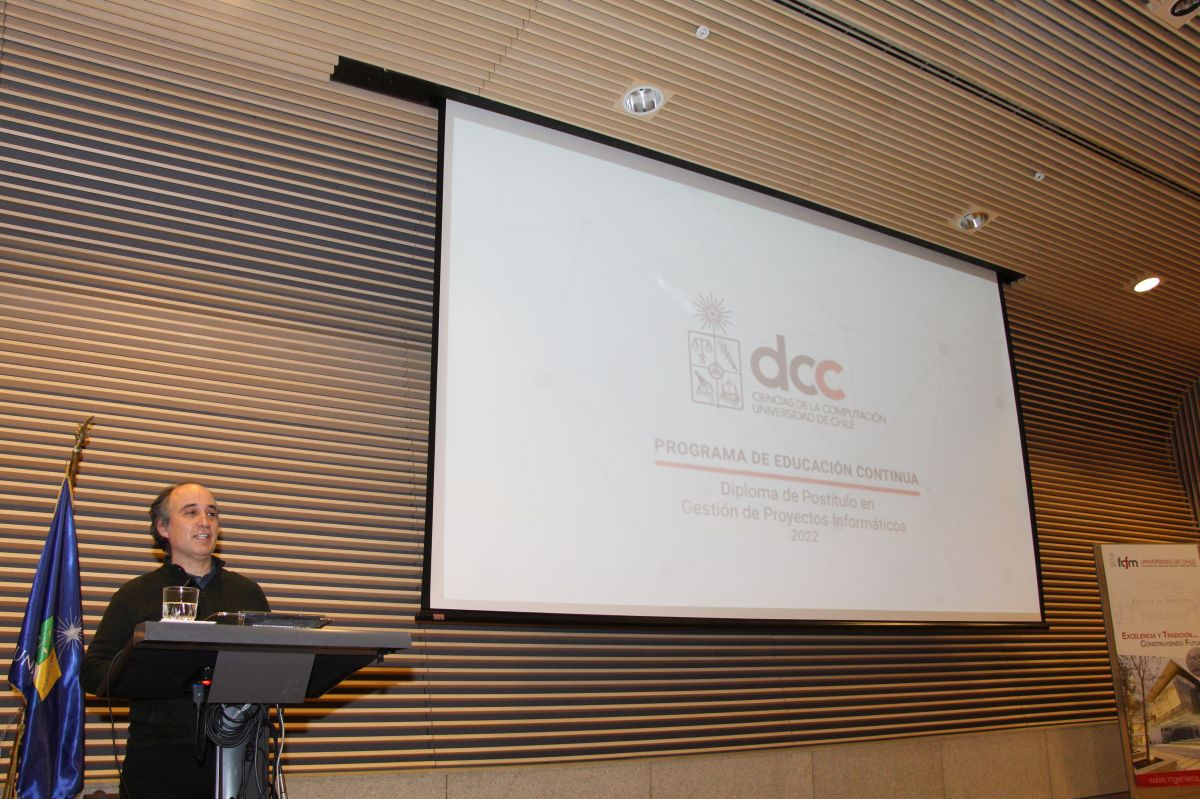 El Director del DCC, Alejandro Hevia felicitó a las y los profesionales graduados.