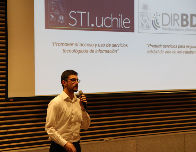 Estudiante presentando proyecto STI – DIRBE Aplicación que pueda manejar todos los beneficios de estudiantes de la U. de Chile.
