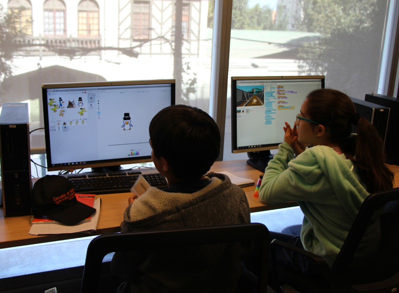 niñas y niños de enseñanza básica de distintos colegios de Chile aprendieron a programar en el Departamento de Ciencias de la Computación.