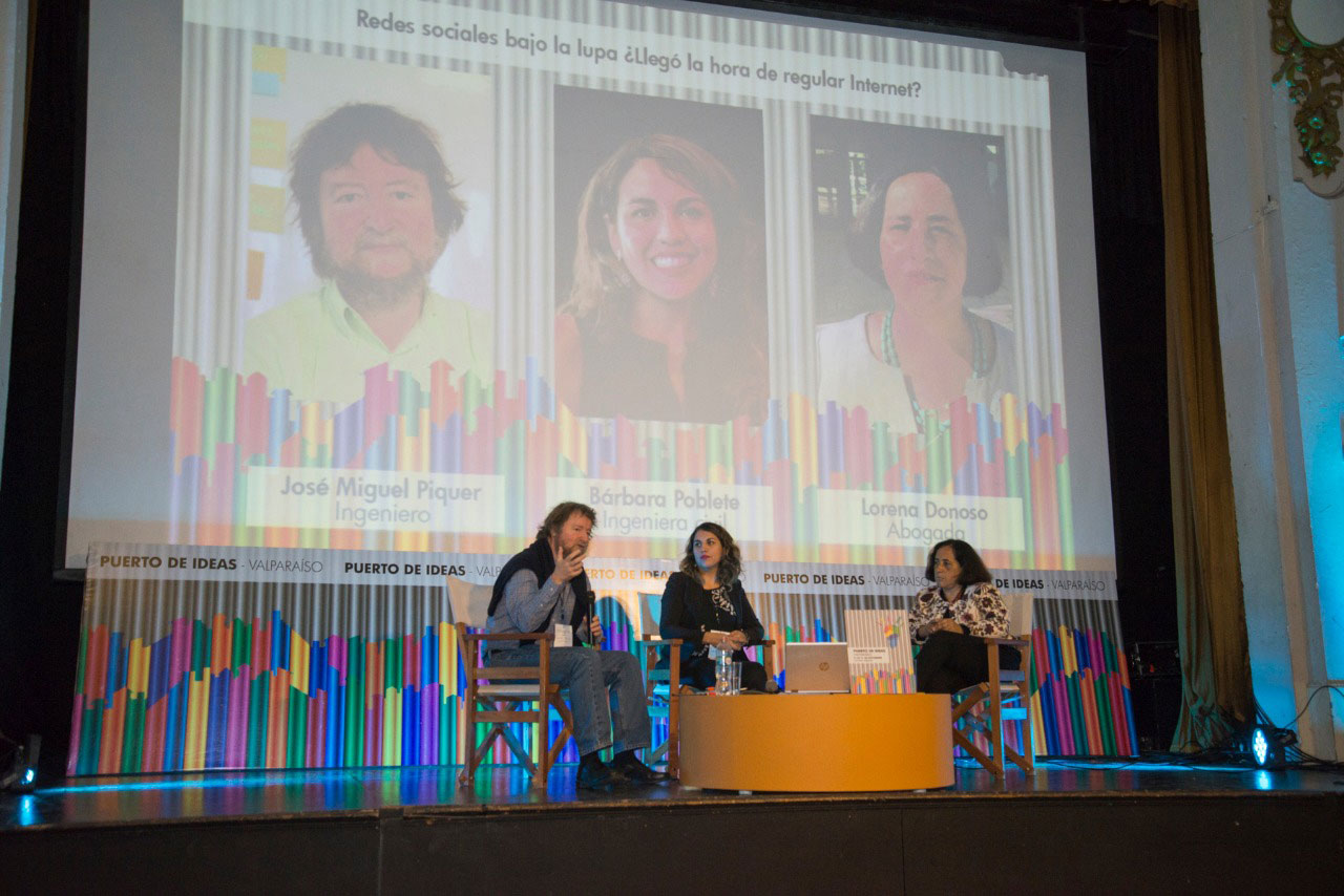 De izquierda a derecha: José Miguel Piquer, Bárbara Poblete y Lorena Donoso, durante el panel “Redes sociales bajo la lupa ¿llegó la hora de regular Internet?” (Imagen gentileza "Puerto de Ideas").
